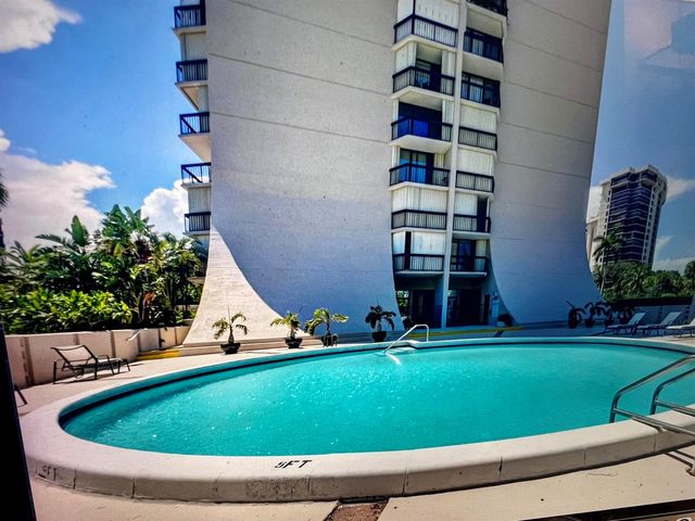 2425 Presidential Way 806, West Palm Beach, FL 33401