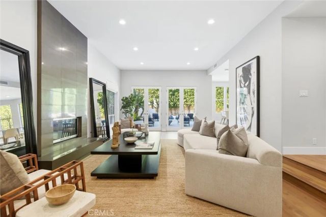 16007 Dickens, Encino, CA 91436