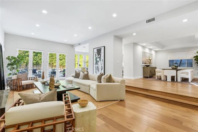 16007 Dickens, Encino, CA 91436