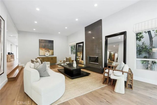 16007 Dickens, Encino, CA 91436