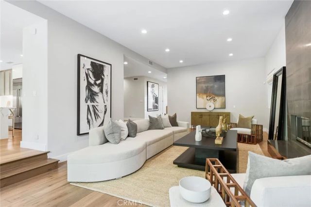 16007 Dickens, Encino, CA 91436