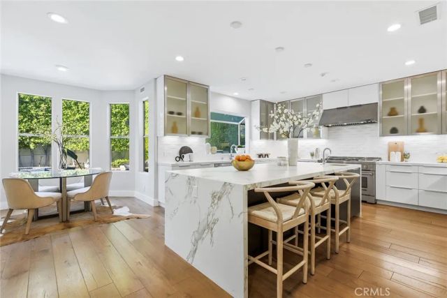 16007 Dickens, Encino, CA 91436