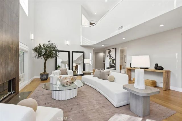 16007 Dickens, Encino, CA 91436