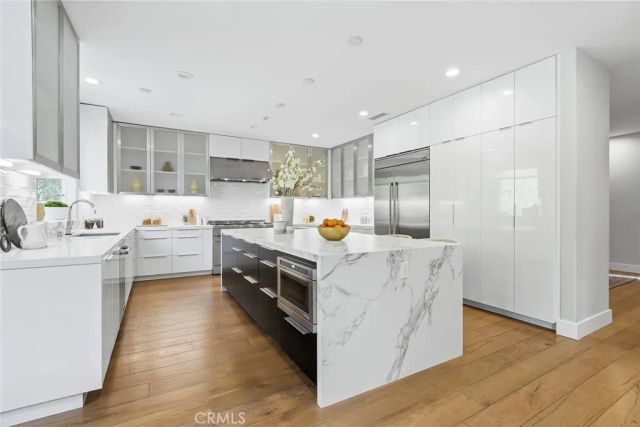 16007 Dickens, Encino, CA 91436