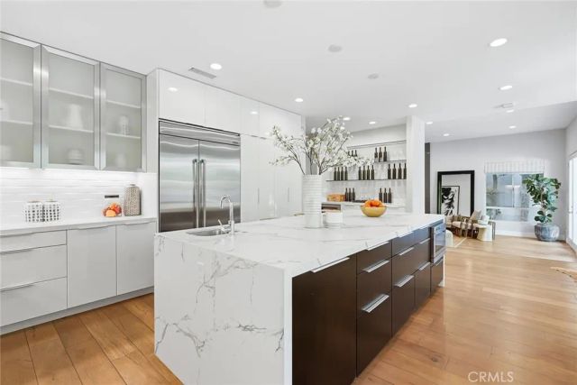 16007 Dickens, Encino, CA 91436