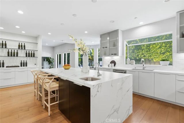 16007 Dickens, Encino, CA 91436