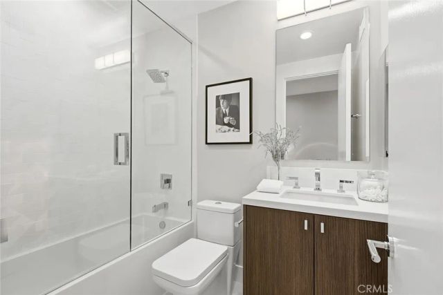 16007 Dickens, Encino, CA 91436