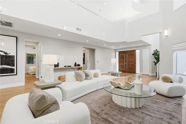 16007 Dickens, Encino, CA 91436