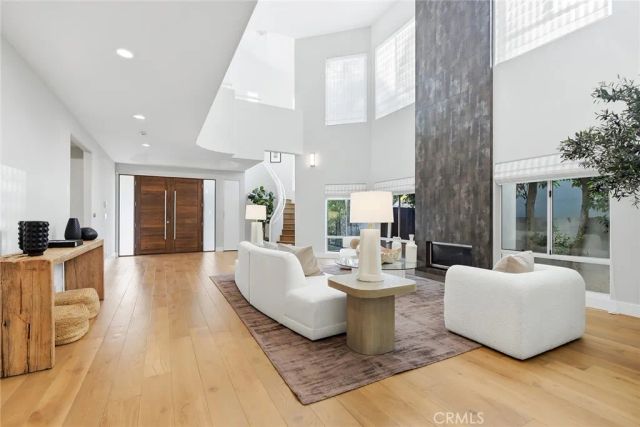16007 Dickens, Encino, CA 91436