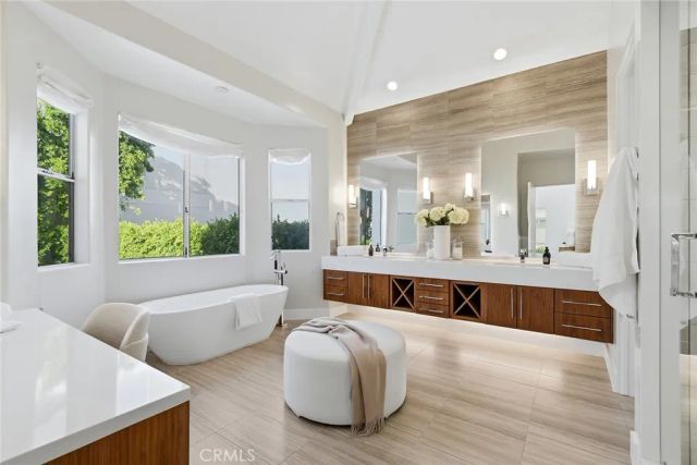 16007 Dickens, Encino, CA 91436