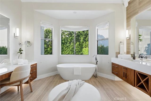 16007 Dickens, Encino, CA 91436