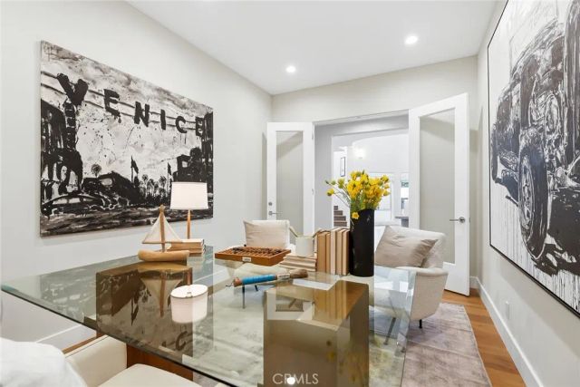 16007 Dickens, Encino, CA 91436