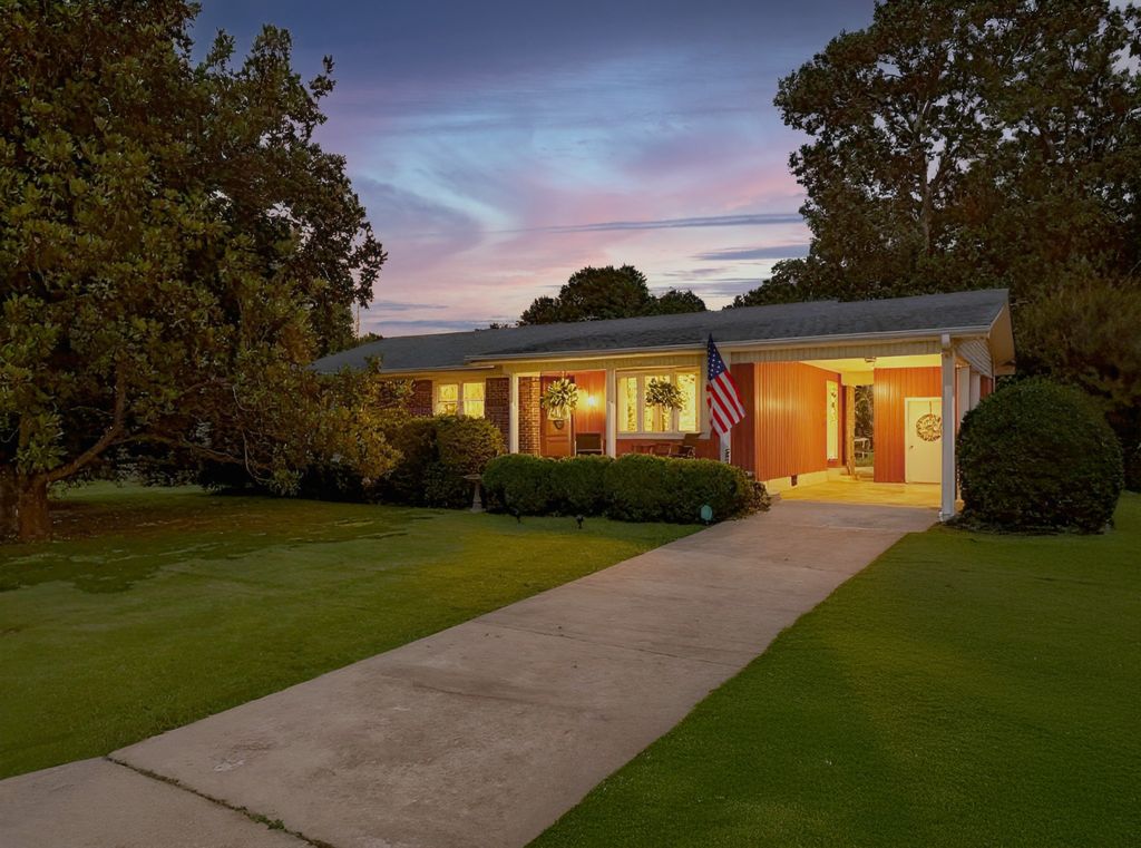 917 2nd Ave, Fayetteville, TN 37334