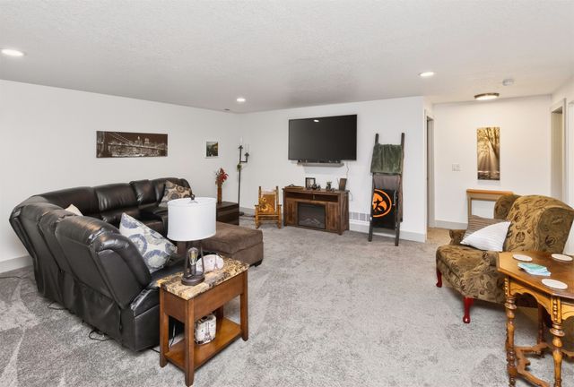 211 31st Street SE, Altoona, IA 50009