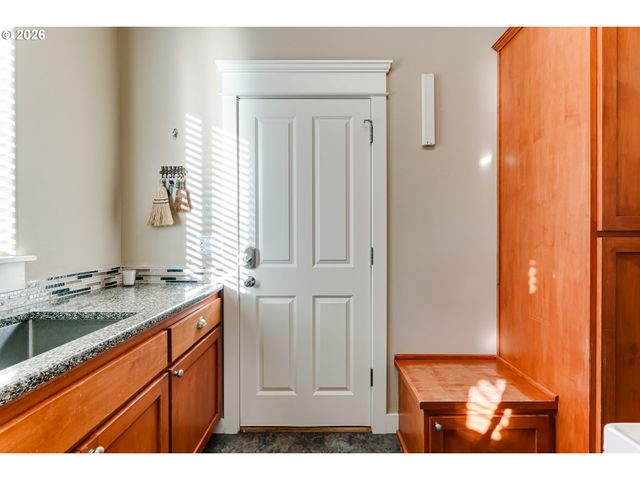 90 DANIEL Dr, Eugene, OR 97404