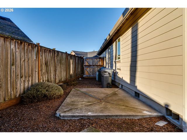 90 DANIEL Dr, Eugene, OR 97404
