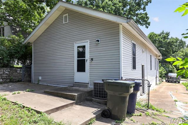 7041 Glades Avenue, St Louis, MO 63117