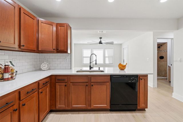 8711 N DEXTER AVENUE, Tampa, FL 33604