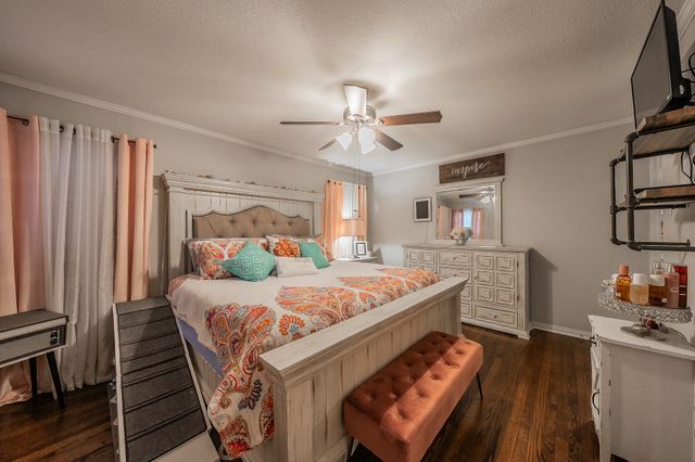 1045 Valentine Street, Hurst, TX 76053