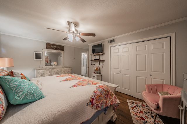 1045 Valentine Street, Hurst, TX 76053
