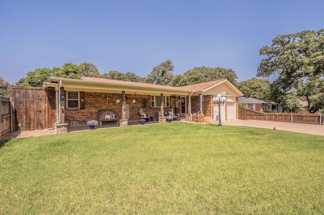 1045 Valentine Street, Hurst, TX 76053