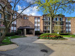 250 W PARLIAMENT Place 307, Mount Prospect, IL 60056