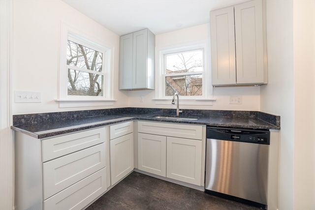 8 Blackstone St, Shrewsbury, MA 01545