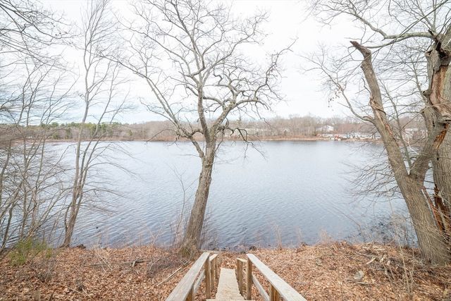 8 Blackstone St, Shrewsbury, MA 01545