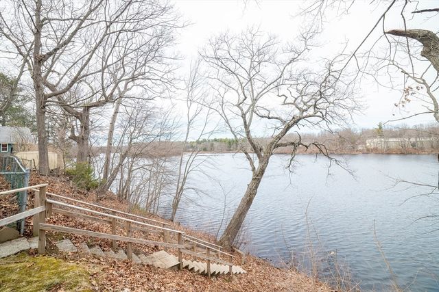 8 Blackstone St, Shrewsbury, MA 01545