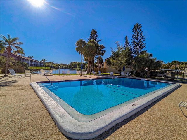 2752 HIDDEN LAKE BOULEVARD 2752, Sarasota, FL 34237