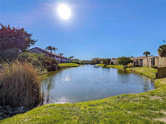 2752 HIDDEN LAKE BOULEVARD 2752, Sarasota, FL 34237