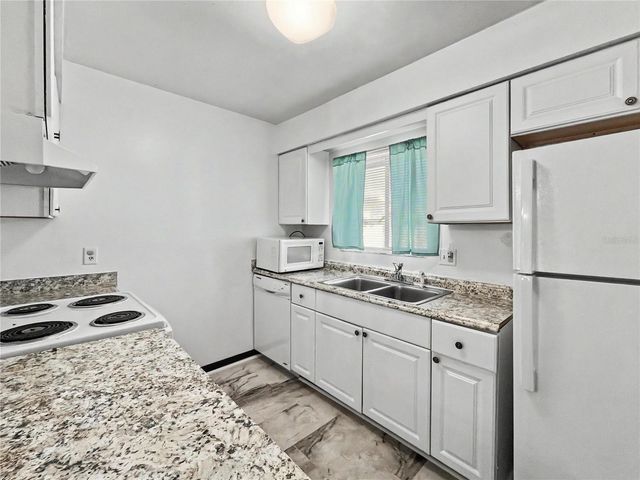 2752 HIDDEN LAKE BOULEVARD 2752, Sarasota, FL 34237