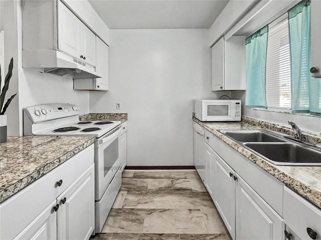 2752 HIDDEN LAKE BOULEVARD 2752, Sarasota, FL 34237