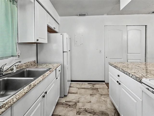 2752 HIDDEN LAKE BOULEVARD 2752, Sarasota, FL 34237