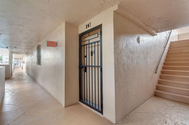 8895 Fontainebleau Boulevard 207, Miami, FL 33172