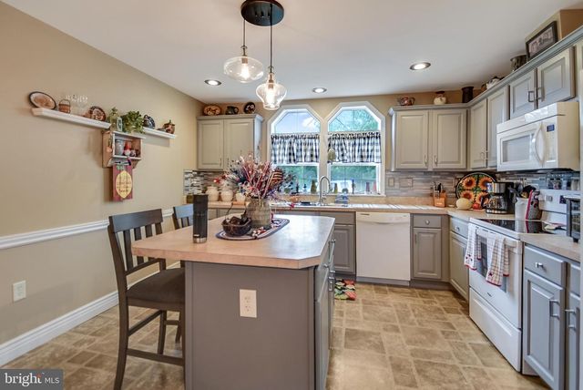 173 RANDOM RD, Douglassville, PA 19518