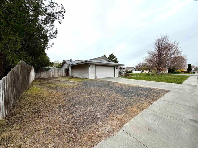 2797 Chicory Dr, West Richland, WA 99353