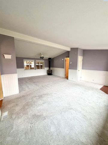 2797 Chicory Dr, West Richland, WA 99353