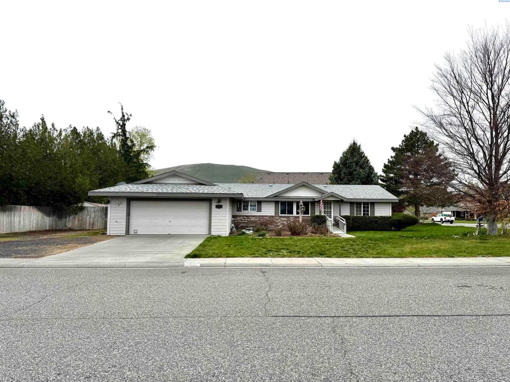 2797 Chicory Dr, West Richland, WA 99353