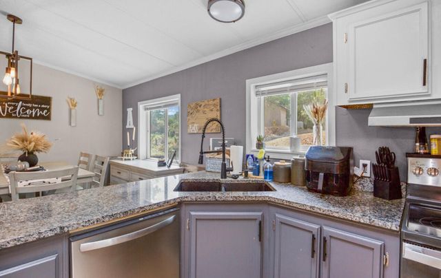 300 Arrowhead Pass, Jacksonville, OR 97530