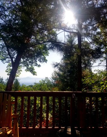 300 Arrowhead Pass, Jacksonville, OR 97530