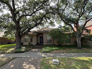7421 Lake Neuchatel Dr, Corpus Christi, TX 78413
