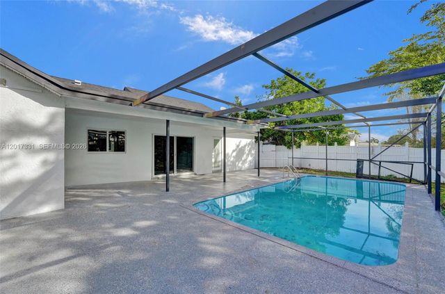 8400 NW 7th St, Pembroke Pines, FL 33024