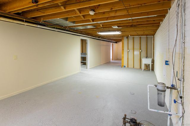 2229 Hunter Lane, Burton, MI 48519