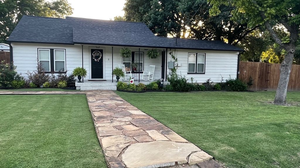 1300 S Trinity Street, Decatur, TX 76234