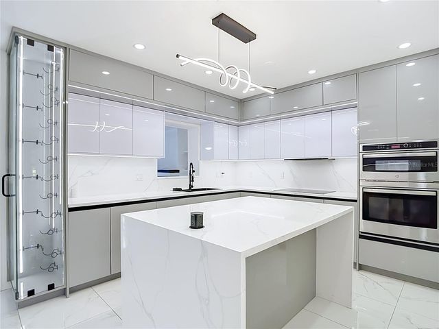 1506 S OREGON CIRCLE, Tampa, FL 33612