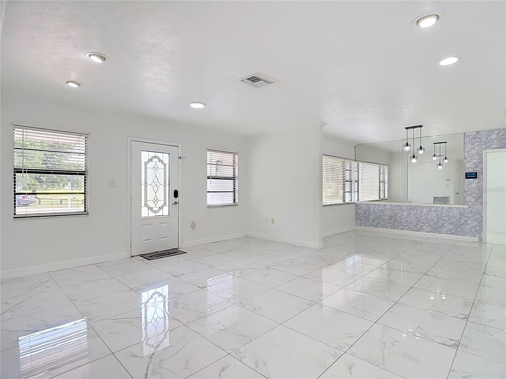 Image 7 of property listing at 1506 S OREGON CIRCLE, Tampa, FL 33612
