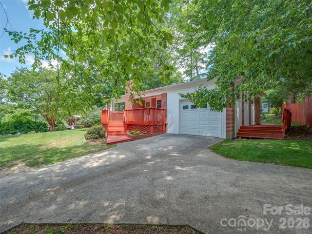 917 W Blue Ridge Road, East Flat Rock, NC 28726