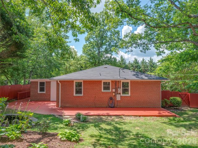 917 W Blue Ridge Road, East Flat Rock, NC 28726