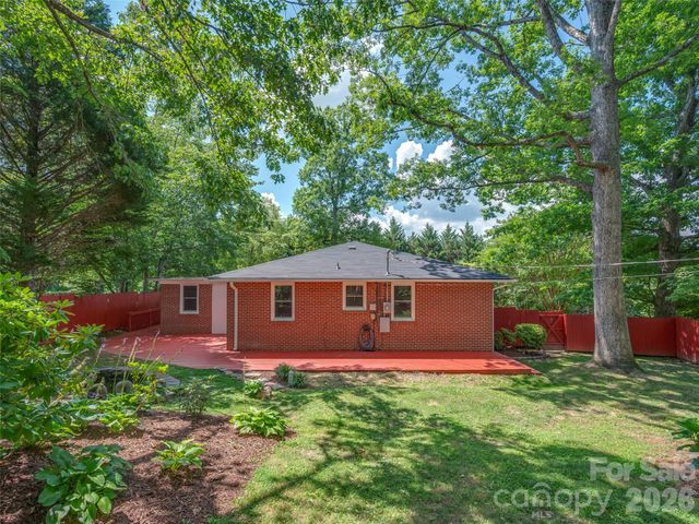 917 W Blue Ridge Road, East Flat Rock, NC 28726